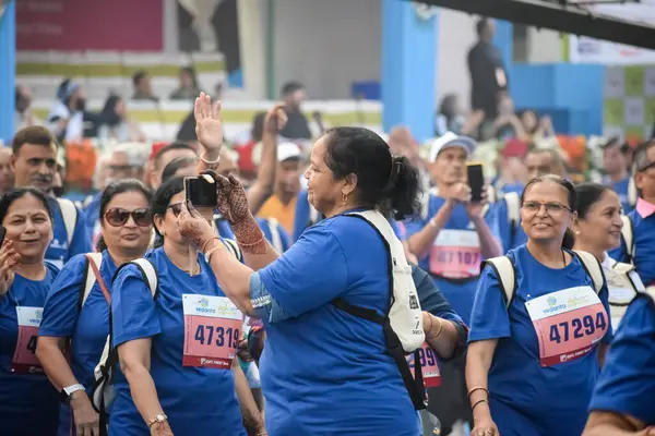 Yeni Delhi, Hindistan - 20 Ekim 2024 - Vedanta Delhi Yarı Maraton yarışına katılan yaşlılar maraton katılımcılarının bitiş çizgisini geçmek üzere oldukları Delhi Yarı Maratonu 2024