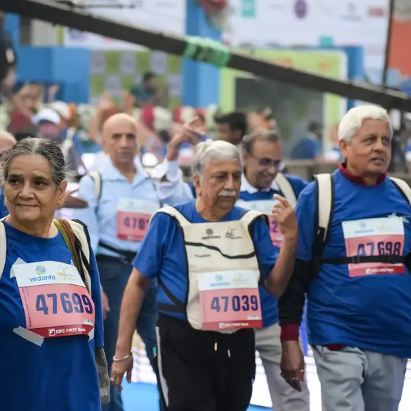 Yeni Delhi, Hindistan - 20 Ekim 2024 - Vedanta Delhi Yarı Maraton yarışına katılan yaşlılar maraton katılımcılarının bitiş çizgisini geçmek üzere oldukları Delhi Yarı Maratonu 2024