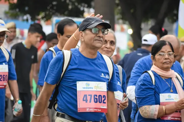 Yeni Delhi, Hindistan - 20 Ekim 2024 - Vedanta Delhi Yarı Maraton yarışına katılan yaşlılar maraton katılımcılarının bitiş çizgisini geçmek üzere oldukları Delhi Yarı Maratonu 2024