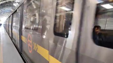 Yeni Delhi, Hindistan, 16 Nisan 2025 - Delhi treni Yeni Delhi, Hindistan, Asya 'daki Jhandewalan metro istasyonuna varıyor.