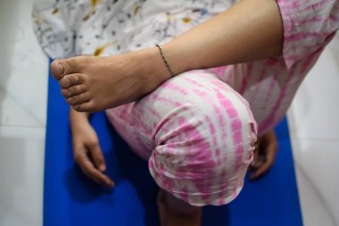 Evde yoga yapan genç Hintli bir kadın çevrimiçi yoga seansında güzel bir kız temel yoga pozisyonunda Asyalı bir kadın kapalı alanda yoga yapıyor.