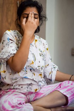 Evde yoga yapan genç Hintli bir kadın çevrimiçi yoga seansında güzel bir kız temel yoga pozisyonunda Asyalı bir kadın kapalı alanda yoga yapıyor.