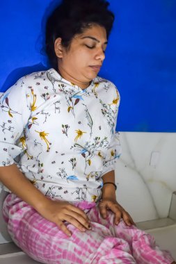 Evde yoga yapan genç Hintli bir kadın çevrimiçi yoga seansında güzel bir kız temel yoga pozisyonunda Asyalı bir kadın kapalı alanda yoga yapıyor.