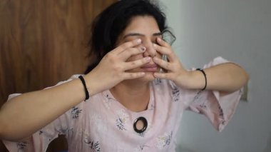 Evde yoga yapan genç Hintli bir kadın çevrimiçi yoga seansında güzel bir kız temel yoga pozisyonunda Asyalı bir kadın kapalı alanda yoga yapıyor. 