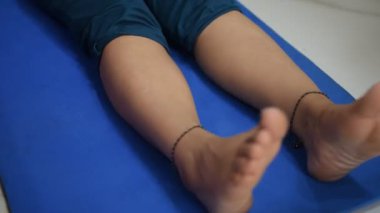 Evde yoga yapan genç Hintli bir kadın çevrimiçi yoga seansında güzel bir kız temel yoga pozisyonunda Asyalı bir kadın kapalı alanda yoga yapıyor. 