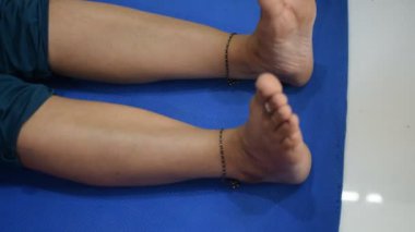 Evde yoga yapan genç Hintli bir kadın çevrimiçi yoga seansında güzel bir kız temel yoga pozisyonunda Asyalı bir kadın kapalı alanda yoga yapıyor. 