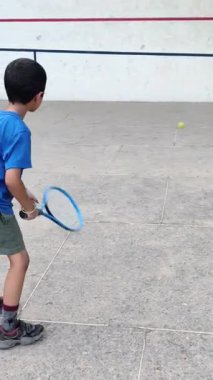 Delhi, Hindistan, 17 Şubat 2025 - Maha Open için kil tenis kortunda antrenörlük yapan genç tenisçiler, yaklaşan turnuva için küçük tenis oyuncuları antrenman yapıyor