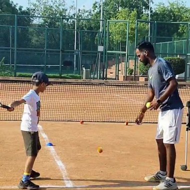 Delhi, Hindistan, 17 Şubat 2025 - Maha Open için kil tenis kortunda antrenörlük yapan genç tenisçiler, yaklaşan turnuva için küçük tenis oyuncuları antrenman yapıyor