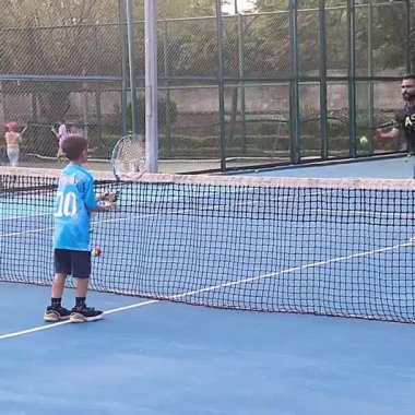 Delhi, Hindistan, 17 Şubat 2025 - Maha Open için kil tenis kortunda antrenörlük yapan genç tenisçiler, yaklaşan turnuva için küçük tenis oyuncuları antrenman yapıyor