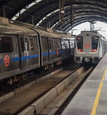 Yeni Delhi, Hindistan, 16 Nisan 2025 - Delhi treni Yeni Delhi, Hindistan, Asya 'daki Jhandewalan metro istasyonuna varıyor.