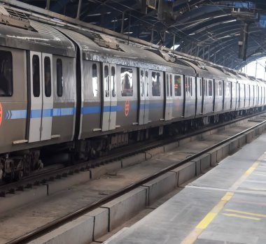 Yeni Delhi, Hindistan, 16 Nisan 2025 - Delhi treni Yeni Delhi, Hindistan, Asya 'daki Jhandewalan metro istasyonuna varıyor.