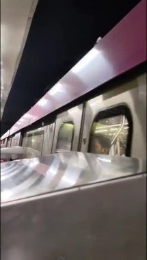 Yeni Delhi, Hindistan, 16 Nisan 2025 - Delhi treni Yeni Delhi, Hindistan, Asya 'daki Jhandewalan metro istasyonuna varıyor.