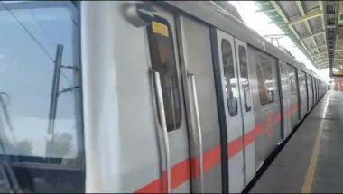 Yeni Delhi, Hindistan, 16 Nisan 2025 - Delhi treni Yeni Delhi, Hindistan, Asya 'daki Jhandewalan metro istasyonuna varıyor.