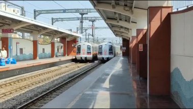 Yeni Delhi, Hindistan, 16 Nisan 2025 - Delhi treni Yeni Delhi, Hindistan, Asya 'daki Jhandewalan metro istasyonuna varıyor.