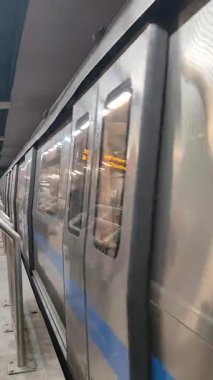 Yeni Delhi, Hindistan, 16 Nisan 2025 - Delhi treni Yeni Delhi, Hindistan, Asya 'daki Jhandewalan metro istasyonuna varıyor.