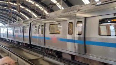Yeni Delhi, Hindistan, 16 Nisan 2025 - Delhi treni Yeni Delhi, Hindistan, Asya 'daki Jhandewalan metro istasyonuna varıyor.