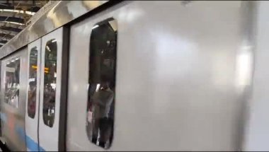 Yeni Delhi, Hindistan, 16 Nisan 2025 - Delhi treni Yeni Delhi, Hindistan, Asya 'daki Jhandewalan metro istasyonuna varıyor.