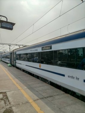 Delhi, Hindistan, 15 Ağustos 2025 - Vande Bharat Ekspres treni Delhi 'den Anand Vihar tren istasyonundan Dehradun' a gidiyor, Vande Bharat Hindistan 'ın en hızlı treni