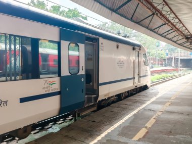 Delhi, Hindistan, 15 Ağustos 2025 - Vande Bharat Ekspres treni Delhi 'den Anand Vihar tren istasyonundan Dehradun' a gidiyor, Vande Bharat Hindistan 'ın en hızlı treni