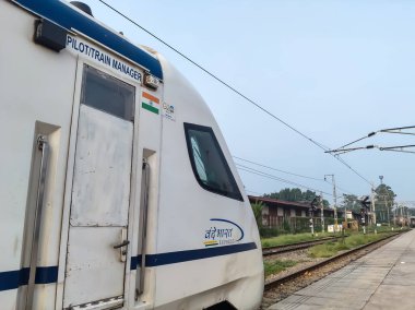 Delhi, Hindistan, 15 Ağustos 2025 - Vande Bharat Ekspres treni Delhi 'den Anand Vihar tren istasyonundan Dehradun' a gidiyor, Vande Bharat Hindistan 'ın en hızlı treni