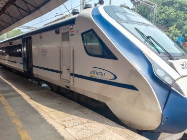 Delhi, Hindistan, 15 Ağustos 2025 - Vande Bharat Ekspres treni Delhi 'den Anand Vihar tren istasyonundan Dehradun' a gidiyor, Vande Bharat Hindistan 'ın en hızlı treni