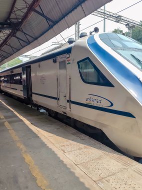 Delhi, Hindistan, 15 Ağustos 2025 - Vande Bharat Ekspres treni Delhi 'den Anand Vihar tren istasyonundan Dehradun' a gidiyor, Vande Bharat Hindistan 'ın en hızlı treni