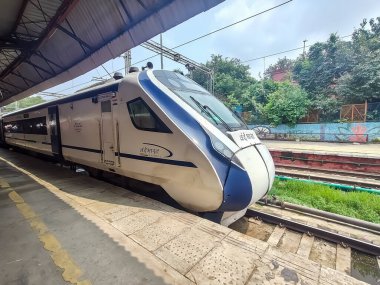 Delhi, Hindistan, 15 Ağustos 2025 - Vande Bharat Ekspres treni Delhi 'den Anand Vihar tren istasyonundan Dehradun' a gidiyor, Vande Bharat Hindistan 'ın en hızlı treni