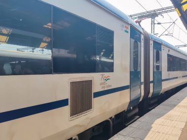 Delhi, Hindistan, 15 Ağustos 2025 - Vande Bharat Ekspres treni Delhi 'den Anand Vihar tren istasyonundan Dehradun' a gidiyor, Vande Bharat Hindistan 'ın en hızlı treni