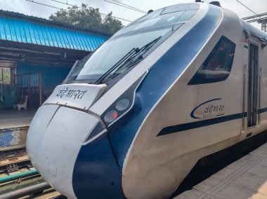 Delhi, Hindistan, 15 Ağustos 2025 - Vande Bharat Ekspres treni Delhi 'den Anand Vihar tren istasyonundan Dehradun' a gidiyor, Vande Bharat Hindistan 'ın en hızlı treni