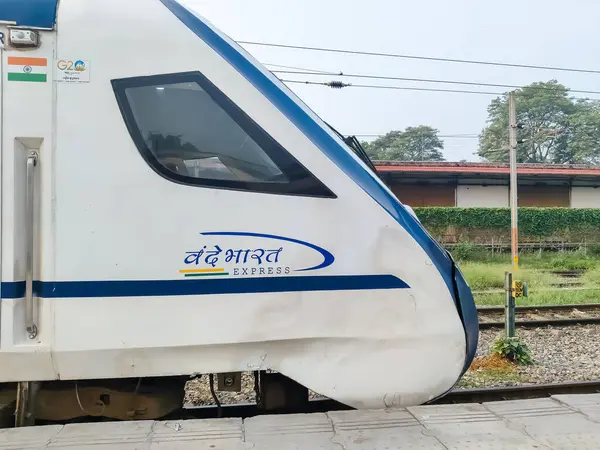 Delhi, Hindistan, 15 Ağustos 2025 - Vande Bharat Ekspres treni Delhi 'den Anand Vihar tren istasyonundan Dehradun' a gidiyor, Vande Bharat Hindistan 'ın en hızlı treni