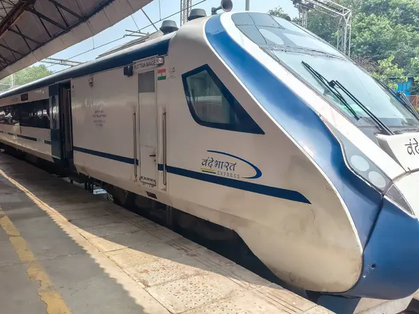 Delhi, Hindistan, 15 Ağustos 2025 - Vande Bharat Ekspres treni Delhi 'den Anand Vihar tren istasyonundan Dehradun' a gidiyor, Vande Bharat Hindistan 'ın en hızlı treni