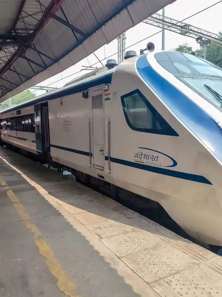 Delhi, Hindistan, 15 Ağustos 2025 - Vande Bharat Ekspres treni Delhi 'den Anand Vihar tren istasyonundan Dehradun' a gidiyor, Vande Bharat Hindistan 'ın en hızlı treni