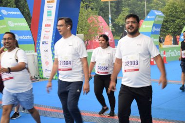 Yeni Delhi, Hindistan - 20 Ekim 2024 - Bitmek üzere olan maraton katılımcılarının bitiş çizgisini geçmek üzere olan Delhi Yarı Maratonu 2024