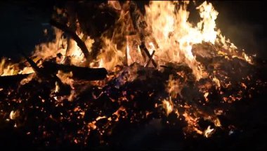 Siyah arka planda alevler, alev alev dokusu arka planda, çok güzel, ateş yanıyor, ateş odun ve inek gübresi ateşiyle yanıyor.