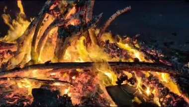 Siyah arka planda alevler, alev alev dokusu arka planda, çok güzel, ateş yanıyor, ateş odun ve inek gübresi ateşiyle yanıyor.