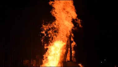 Siyah arka planda alevler, alev alev dokusu arka planda, çok güzel, ateş yanıyor, ateş odun ve inek gübresi ateşiyle yanıyor.