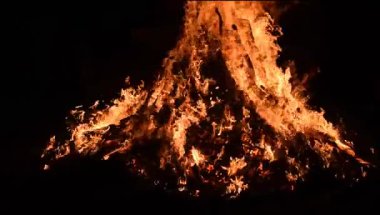 Siyah arka planda alevler, alev alev dokusu arka planda, çok güzel, ateş yanıyor, ateş odun ve inek gübresi ateşiyle yanıyor.