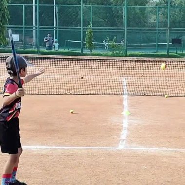 Delhi, Hindistan, 17 Şubat 2025 - Maha Open için kil tenis kortunda antrenörlük yapan genç tenisçiler, yaklaşan turnuva için küçük tenis oyuncuları antrenman yapıyor