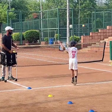 Delhi, Hindistan, 17 Şubat 2025 - Maha Open için kil tenis kortunda antrenörlük yapan genç tenisçiler, yaklaşan turnuva için küçük tenis oyuncuları antrenman yapıyor