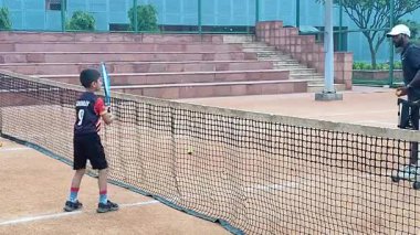 Delhi, Hindistan, 17 Şubat 2025 - Maha Open için kil tenis kortunda antrenörlük yapan genç tenisçiler, yaklaşan turnuva için küçük tenis oyuncuları antrenman yapıyor