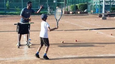 Delhi, Hindistan, 17 Şubat 2025 - Maha Open için kil tenis kortunda antrenörlük yapan genç tenisçiler, yaklaşan turnuva için küçük tenis oyuncuları antrenman yapıyor