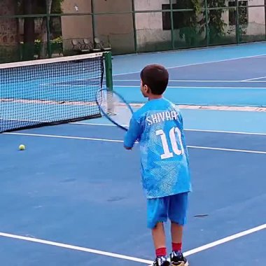 Delhi, Hindistan, 17 Şubat 2025 - Maha Open için kil tenis kortunda antrenörlük yapan genç tenisçiler, yaklaşan turnuva için küçük tenis oyuncuları antrenman yapıyor