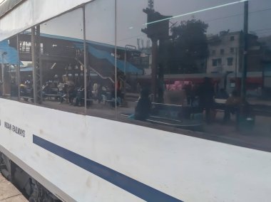 Delhi, Hindistan, 15 Ağustos 2025 - Vande Bharat Ekspres treni Amritsar 'dan Delhi' ye gidiyor Amritsar tren istasyonu, Vande Bharat Hindistan 'ın en hızlı treni