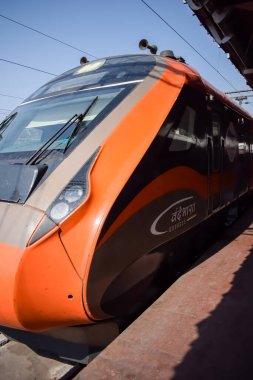 Delhi, Hindistan, 15 Ağustos 2025 - Vande Bharat Ekspres treni Amritsar 'dan Delhi' ye gidiyor Amritsar tren istasyonu, Vande Bharat Hindistan 'ın en hızlı treni