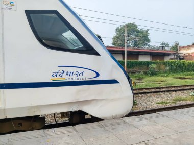Delhi, Hindistan, 15 Ağustos 2025 - Vande Bharat Ekspres treni Amritsar 'dan Delhi' ye gidiyor Amritsar tren istasyonu, Vande Bharat Hindistan 'ın en hızlı treni