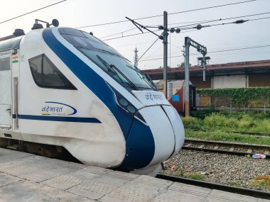 Delhi, Hindistan, 15 Ağustos 2025 - Vande Bharat Ekspres treni Amritsar 'dan Delhi' ye gidiyor Amritsar tren istasyonu, Vande Bharat Hindistan 'ın en hızlı treni