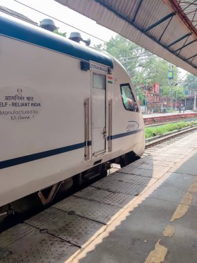 Delhi, Hindistan, 15 Ağustos 2025 - Vande Bharat Ekspres treni Amritsar 'dan Delhi' ye gidiyor Amritsar tren istasyonu, Vande Bharat Hindistan 'ın en hızlı treni