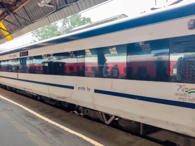 Delhi, Hindistan, 15 Ağustos 2025 - Vande Bharat Ekspres treni Amritsar 'dan Delhi' ye gidiyor Amritsar tren istasyonu, Vande Bharat Hindistan 'ın en hızlı treni