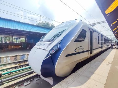 Delhi, Hindistan, 15 Ağustos 2025 - Vande Bharat Ekspres treni Amritsar 'dan Delhi' ye gidiyor Amritsar tren istasyonu, Vande Bharat Hindistan 'ın en hızlı treni