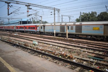 Amritsar, Hindistan, 15 Ağustos 2025 - Amritsar tren istasyonunda sabah treni, Amritsar, Punjab tren istasyonunda renkli tren
